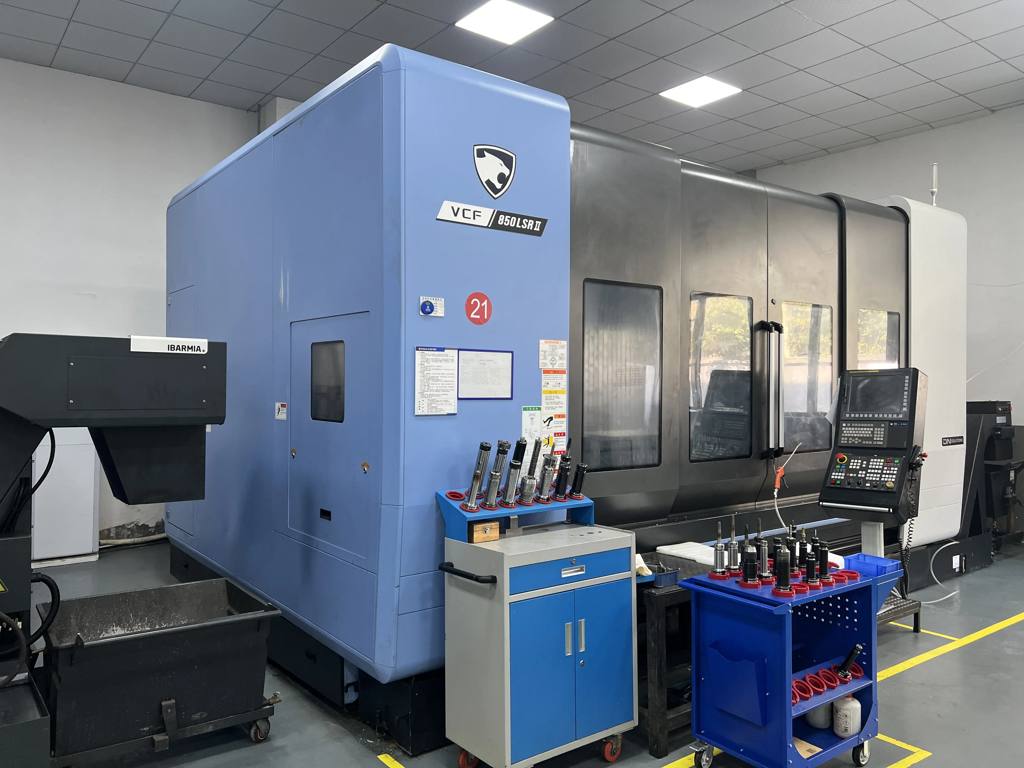 Five-axis CNC machining equipment on the Jinxi production floor