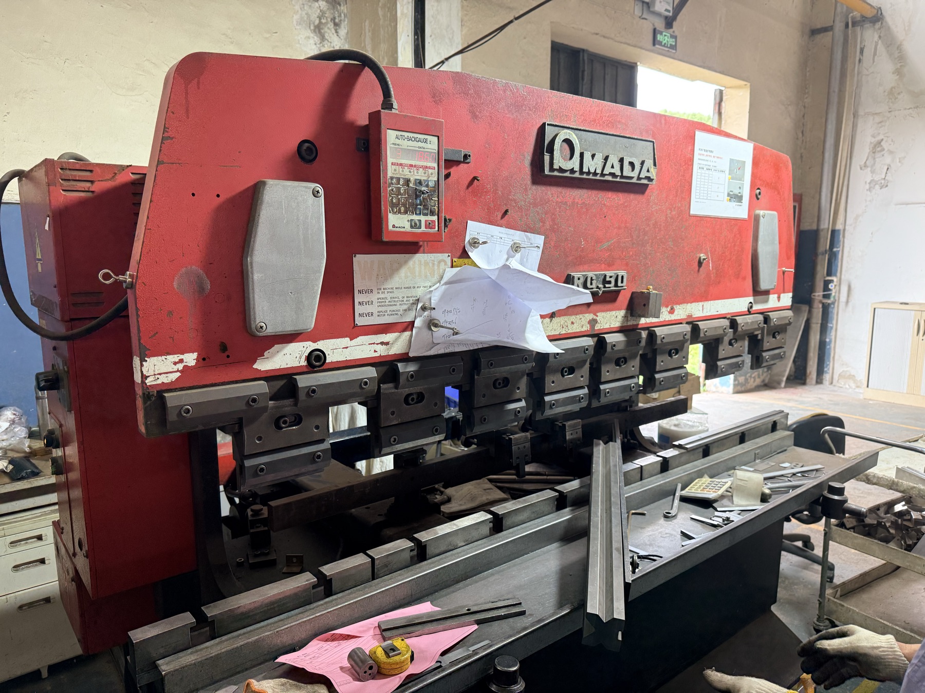 Press brake bending equipment and operator